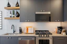 Bus Stop Right Out Front, Natural Light, Gas Stove - Image 4