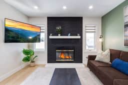 Pet Friendly 4BDR w/ Main Floor office/Bed - Image 2