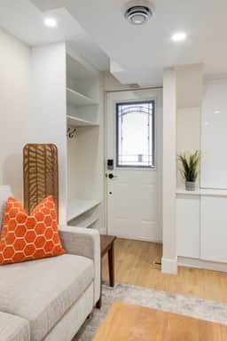 Pet Friendly, 3 Queen Beds, Close to DT - Image 5