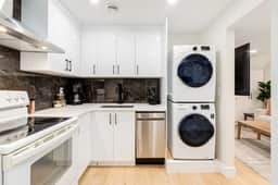 Pet Friendly, 3 Queen Beds, Close to DT - Image 2