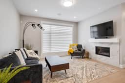 Free Parking, King Bed & South-Facing Deck - Image 5