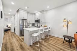 Luxury Lower Suite, 9 Ft Ceiling, Full Kitchen - Image 2