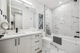 Luxury Lower Suite, 9 Ft Ceiling, Full Kitchen - Image 4