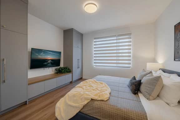 Fully Fenced Yard, King Bed w/ TV, Near Bus Stop - Image 5