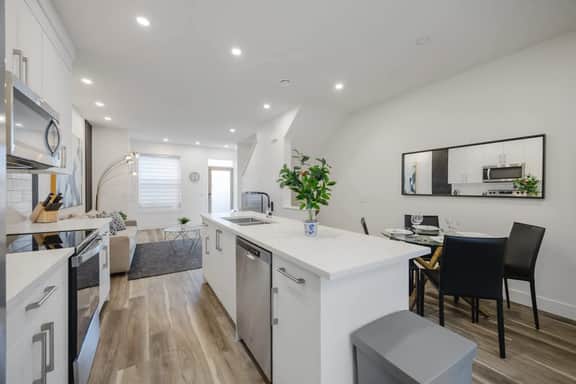 Free Parking, Pet Friendly, 3 BDR, Prime Location - Image 3