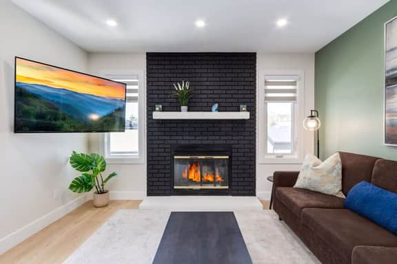 Pet Friendly 4BDR w/ Main Floor office/Bed - Image 2