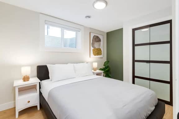 Pet Friendly, 3 Queen Beds, Close to DT - Image 4