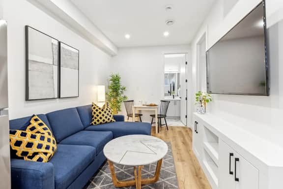 Perfect Suite for 2! Lower Unit w/ Laundry - Image 2