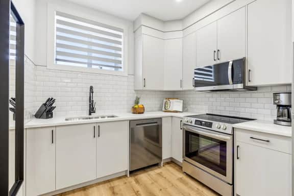 Perfect Suite for 2! Lower Unit w/ Laundry - Image 4