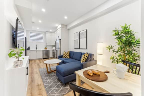 Up+Down Suites, 2 Kitchens, 3 King Beds, Garage - Image 2