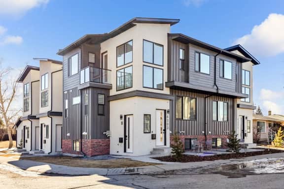 Up+Down Suites, 2 Kitchens, 3 King Beds, Garage - Image 4