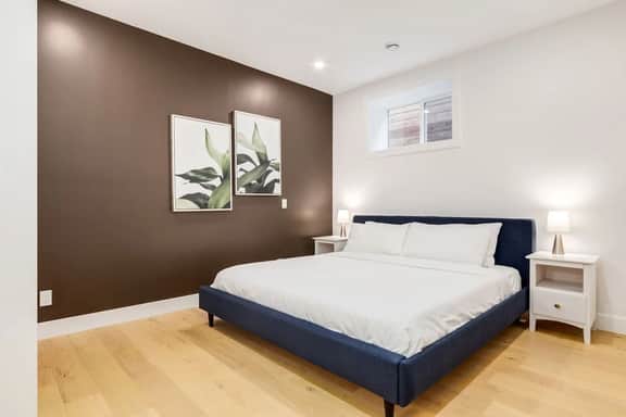 Long Stays, Fenced Yard, Free Parking & King Bed - Image 4