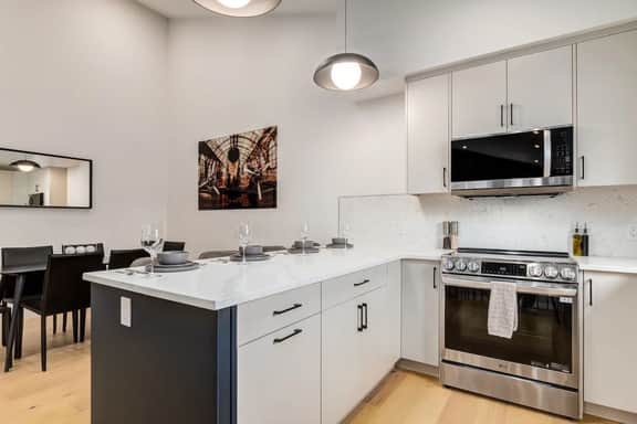 Long Stays, Fenced Yard, Free Parking & King Bed - Image 3