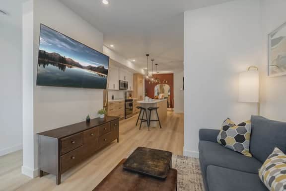 Modern Hillhurst Home, Rooftop Patio & 2 King Beds - Image 2