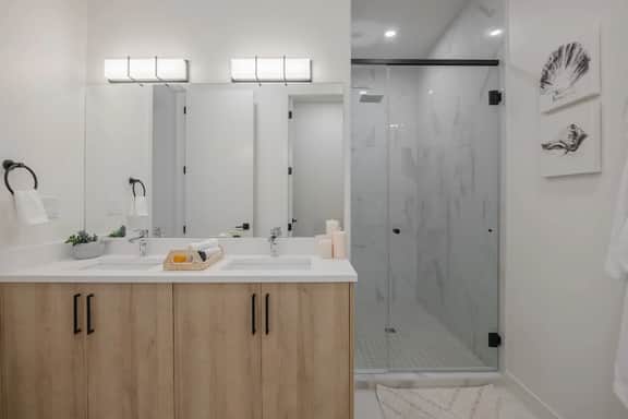 Modern Hillhurst Home, Rooftop Patio & 2 King Beds - Image 4