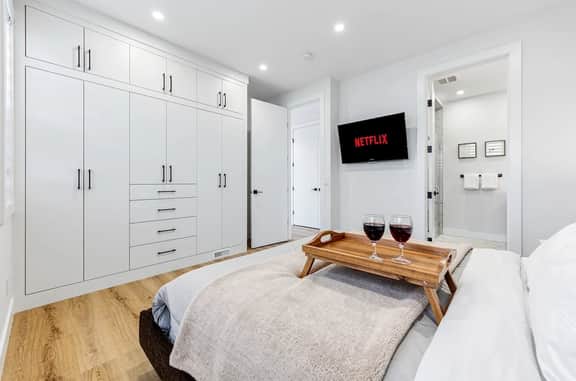 Two King Suites, Near Transit LRT, Garage, Balcony - Image 3