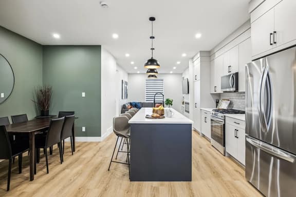 5 BDRM, 3 King Beds, Two Suites-Perfect Group Stay - Image 1