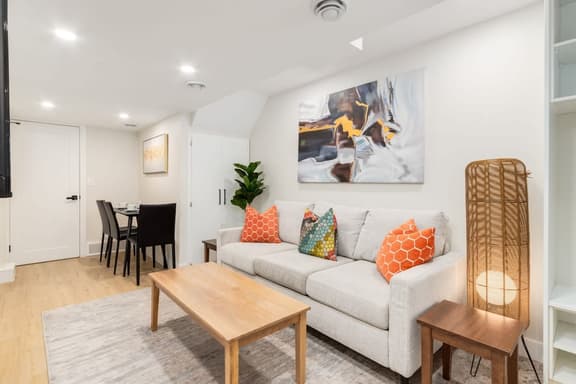 Pet Friendly, 3 Queen Beds, Close to DT - Image 1