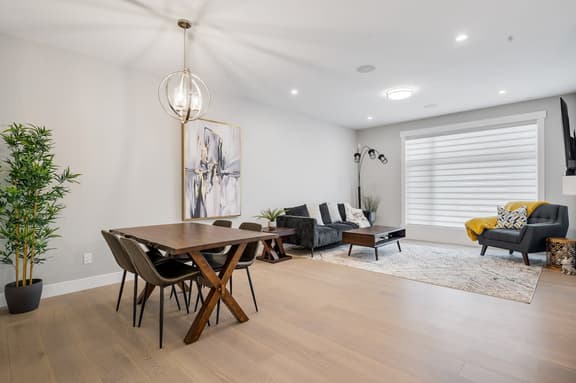 Free Parking, King Bed & South-Facing Deck - Image 1