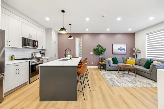 Up+Down Suites, 2 Kitchens, 3 King Beds, Garage - Image 1