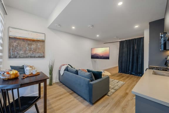 Natural Light, Big Windows, Studio w/ AC - Image 1